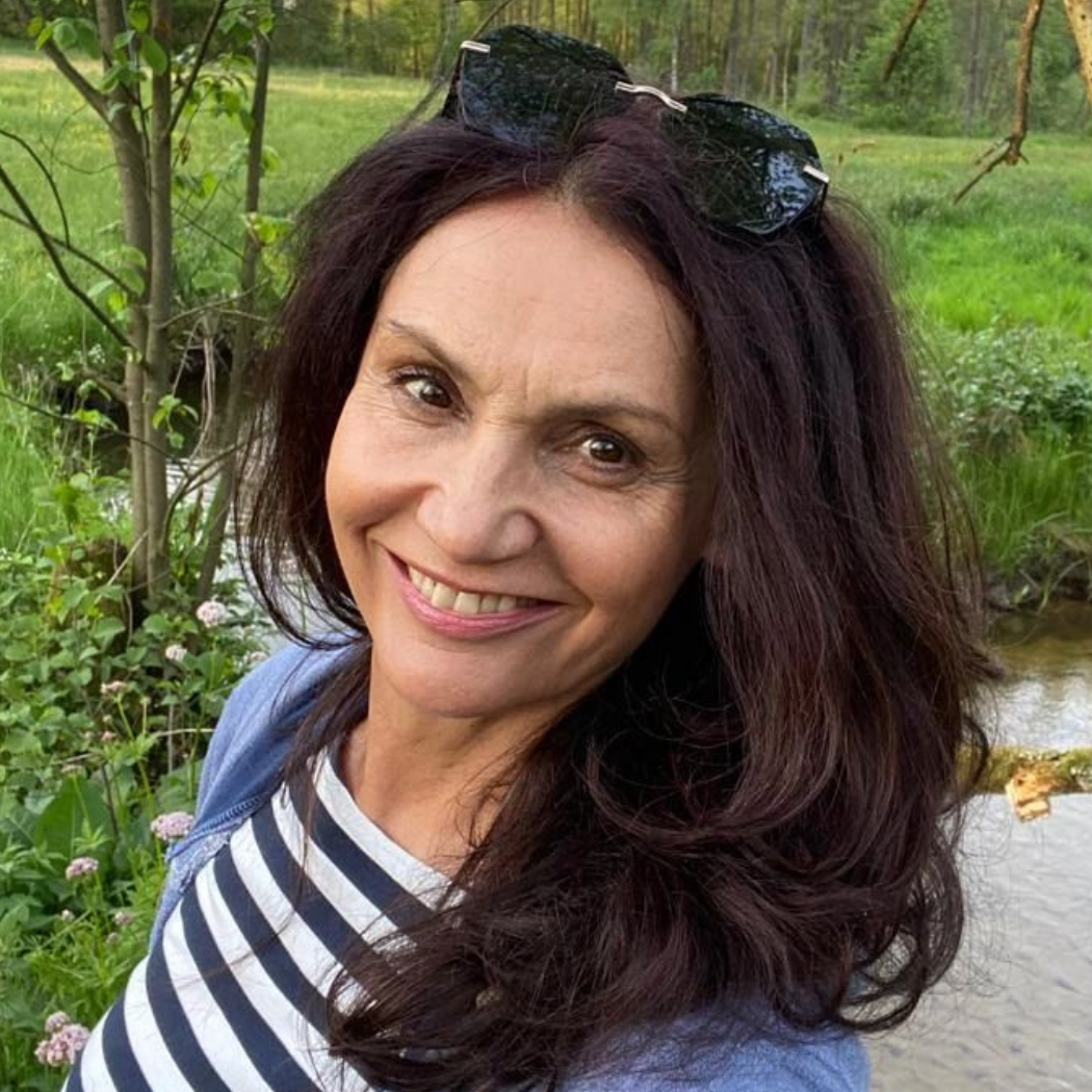 W takim stroju zabrała się za kiszenie ogórków. 50-latki wezmą z niej przykład?